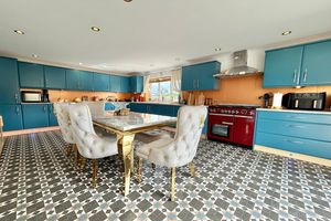 Kitchen/Breakfast Room- click for photo gallery